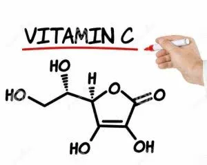 Надпись Vitamin C, подчёркнутая красным маркером, и структурная формула аскорбиновой кислоты на белой доске